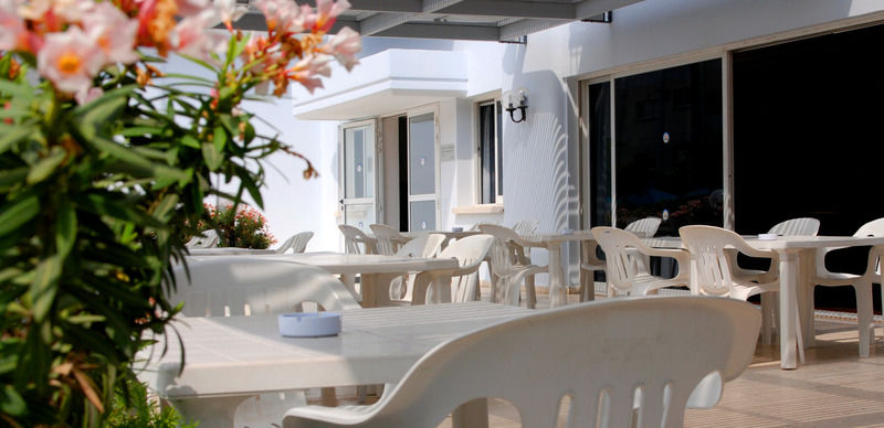 Blue Crane Hotel Apts Limassol Exterior photo